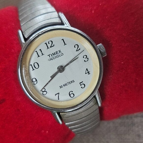 Vintage Timex Indiglo Ladies Wristwatch Silver Tone stretched metal Band Waatch - Picture 4 of 9